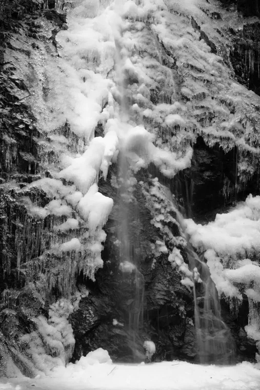 モノクロームで撮る結氷した払沢の滝（完結編）
