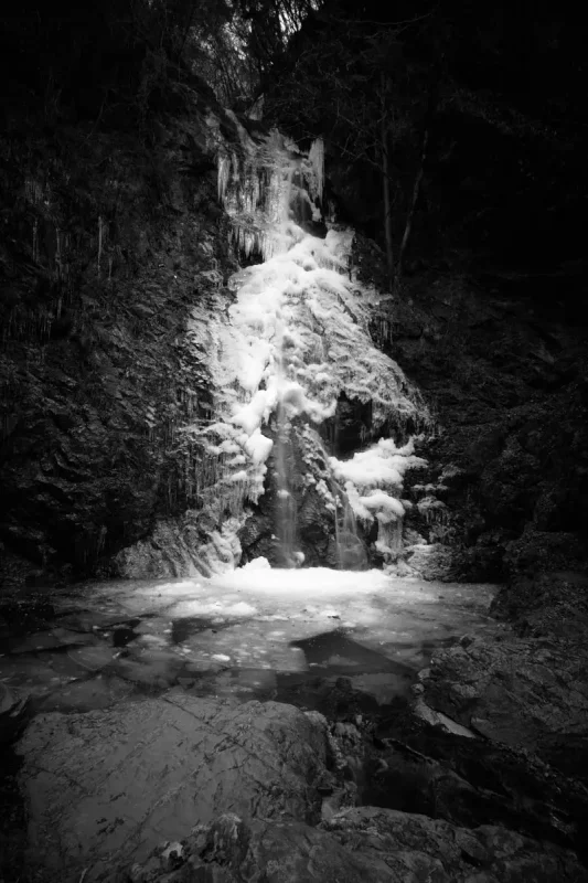 モノクロームで撮る結氷した払沢の滝（完結編）