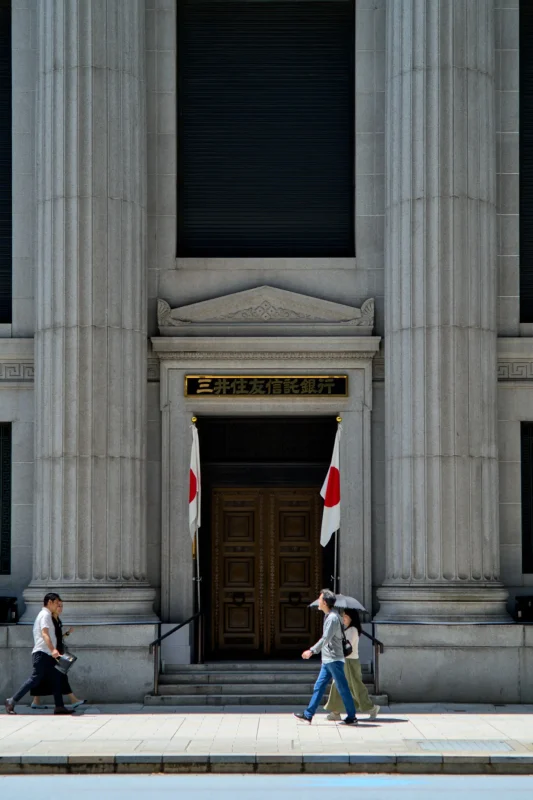 神田の路地裏から旗日の東京中央銀行へ