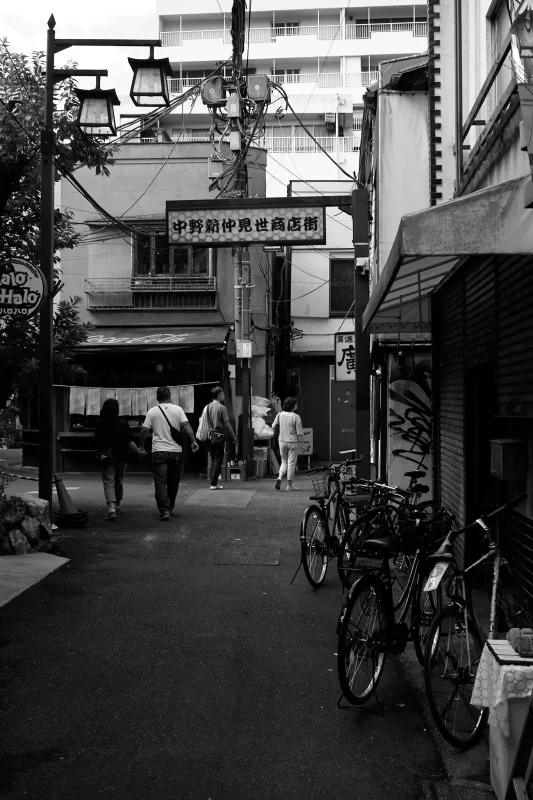 中野の裏路地をモノクロで