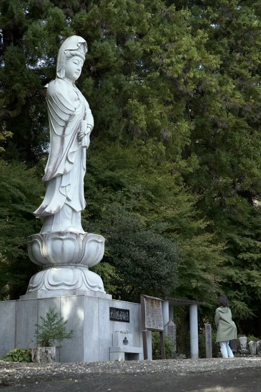 宝勝寺で観音様を拝む