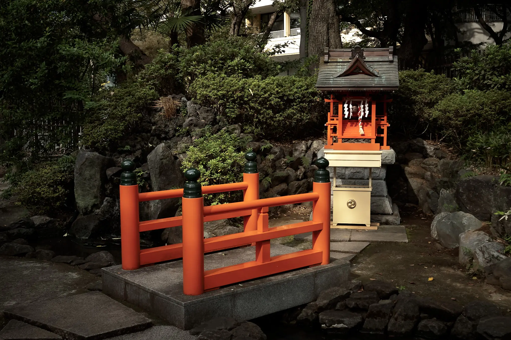 西新宿の熊野神社は、裏手の雰囲気が良い!