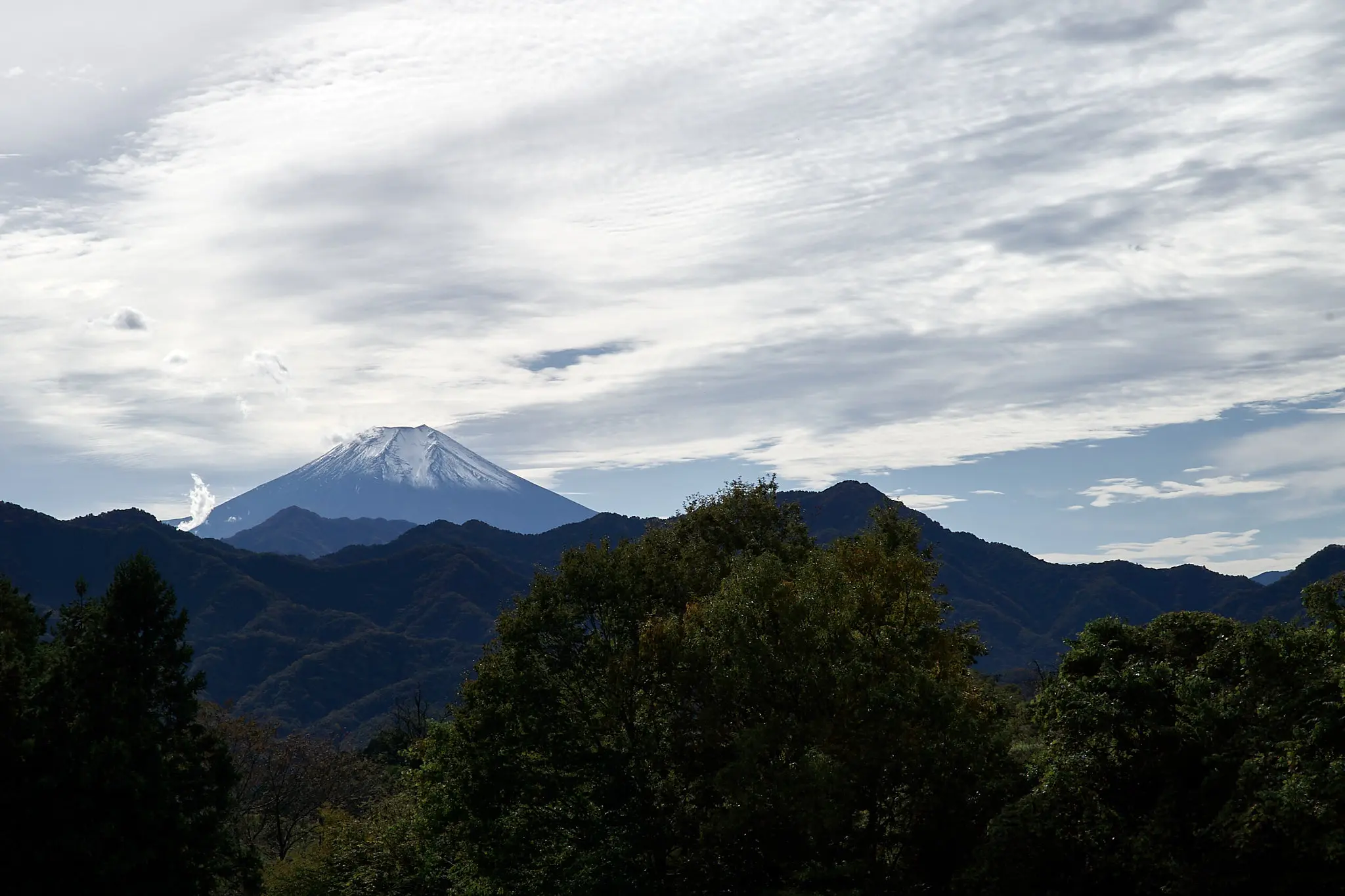 お待たせしました、雪をいただいた富士山です