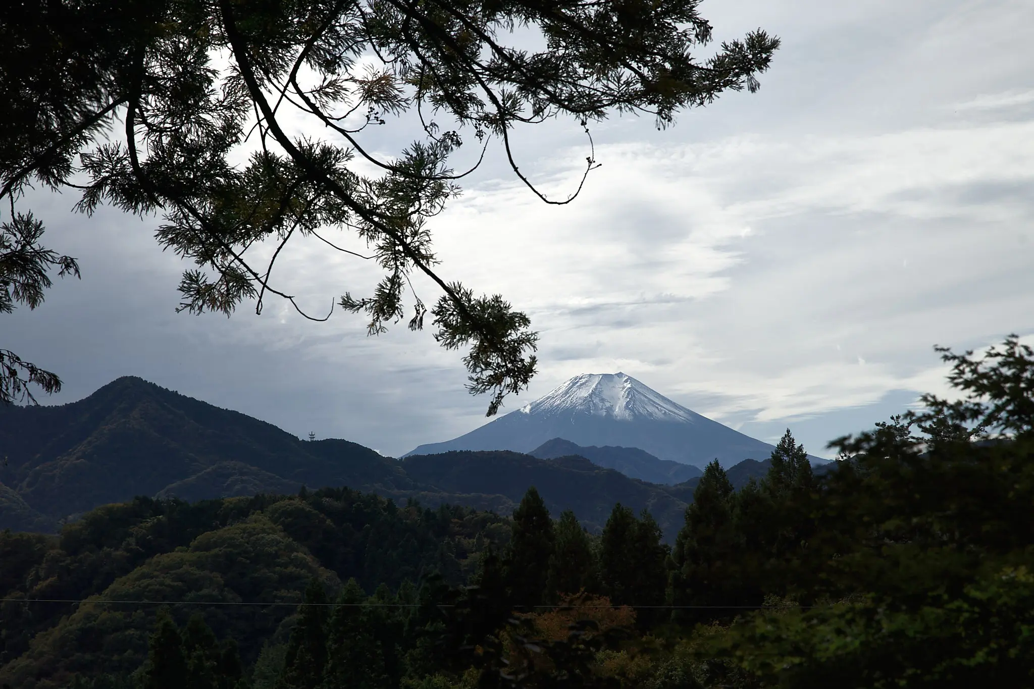 お待たせしました、雪をいただいた富士山です