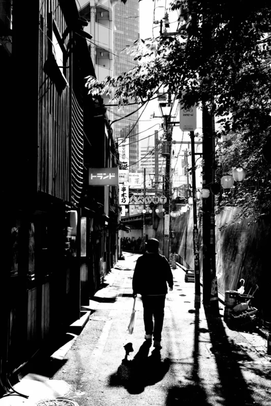 ハイコントラスト白黒で撮る渋谷とドラえもん50周年記念モニュメント