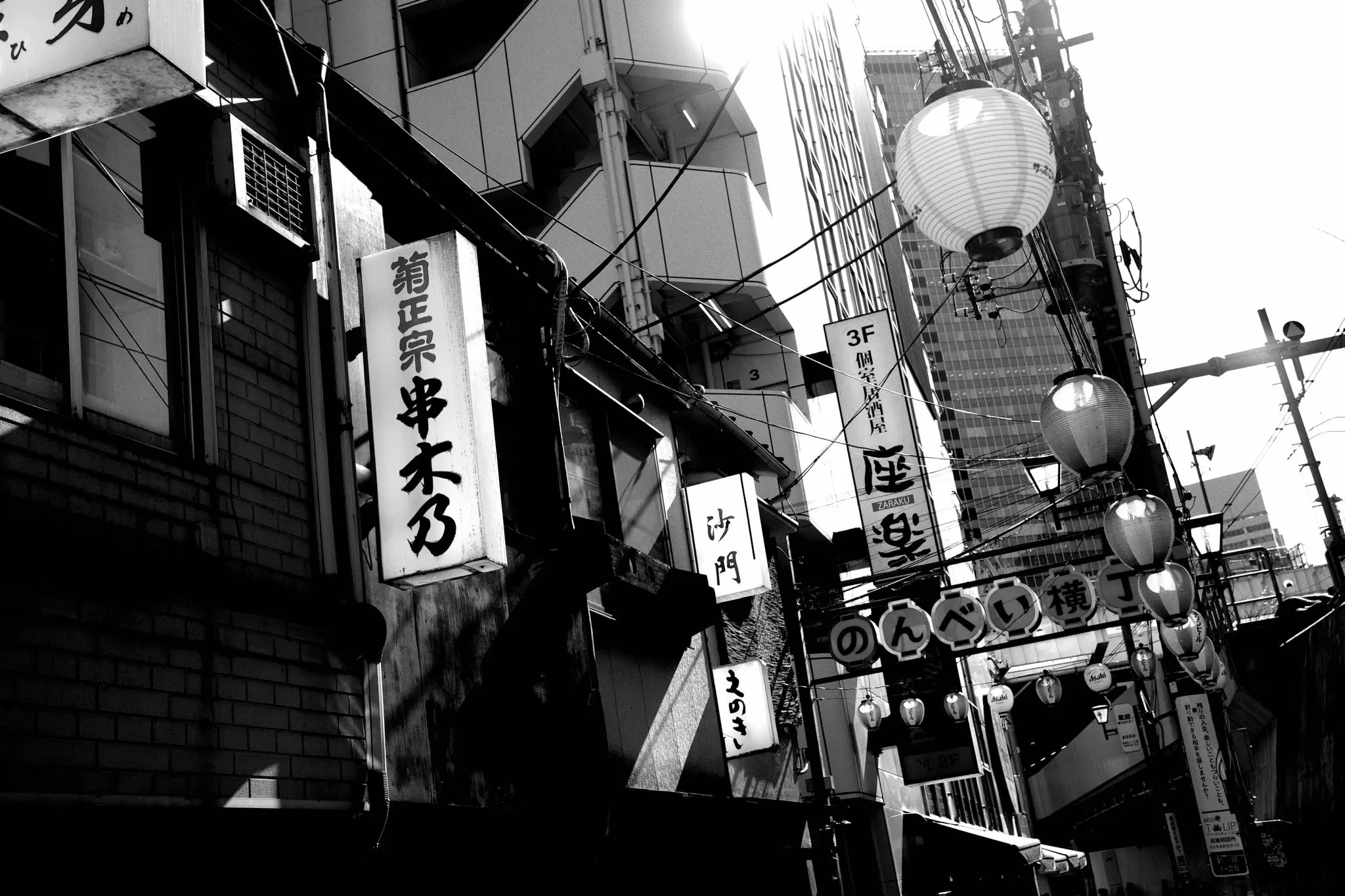 ハイコントラスト白黒で撮る渋谷とドラえもん50周年記念モニュメント