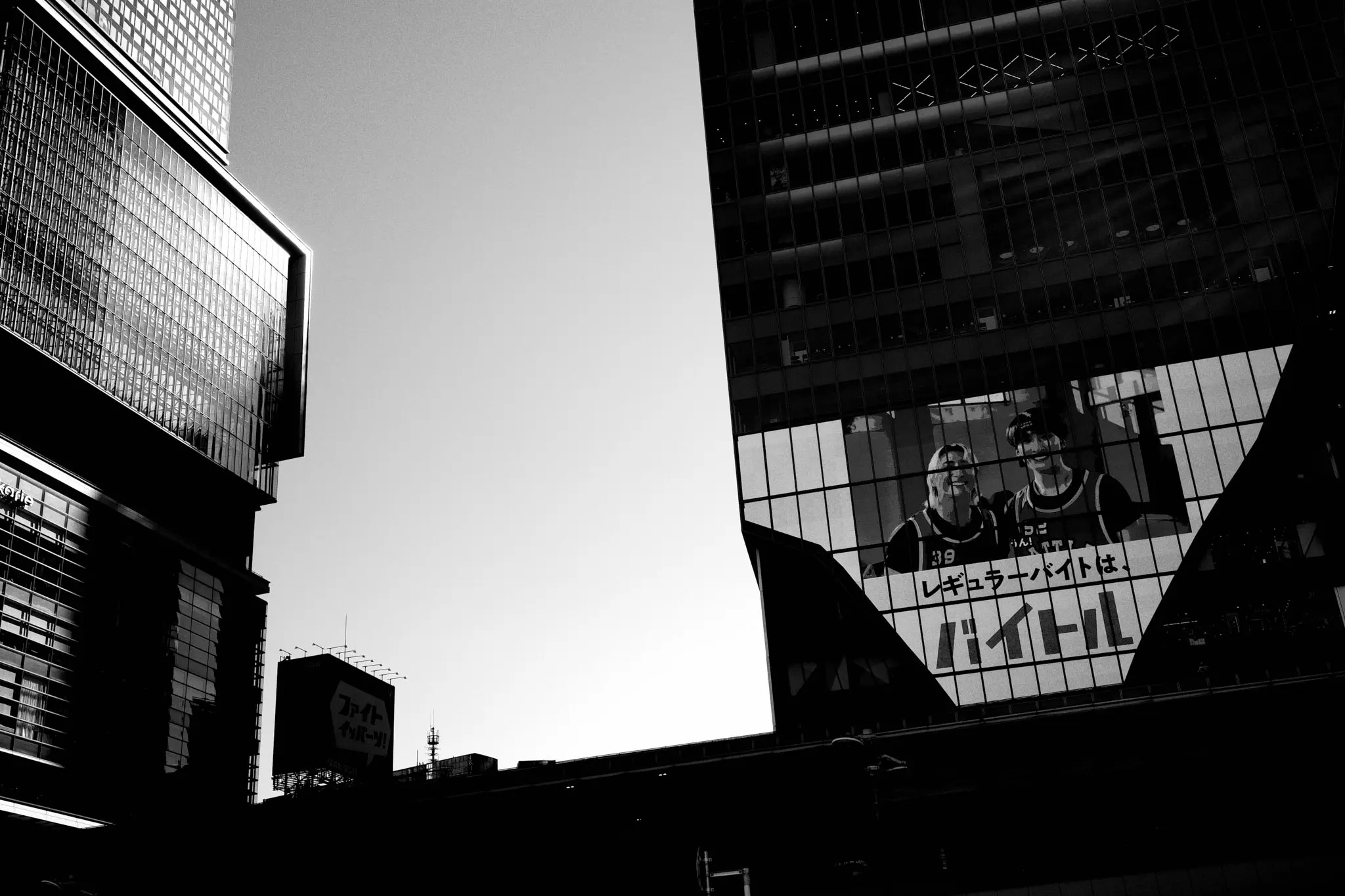 ハイコントラスト白黒で撮る渋谷とドラえもん50周年記念モニュメント