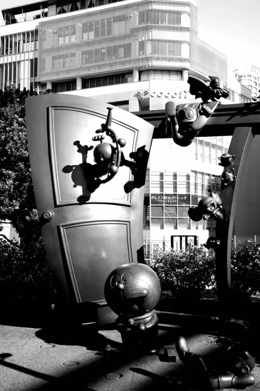 ハイコントラスト白黒で撮る渋谷とドラえもん50周年記念モニュメント