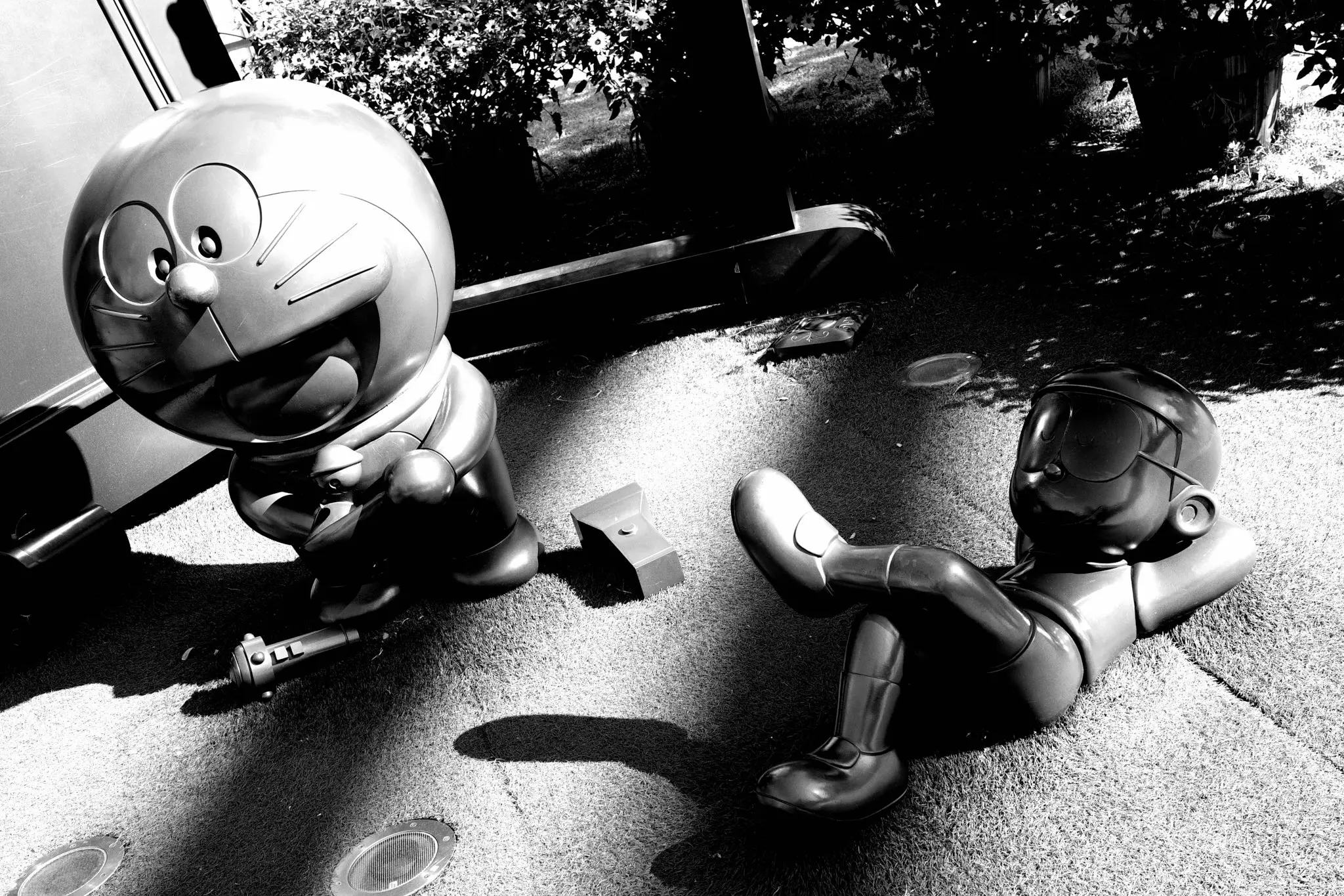 ハイコントラスト白黒で撮る渋谷とドラえもん50周年記念モニュメント