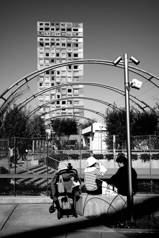 ハイコントラスト白黒で撮る渋谷とドラえもん50周年記念モニュメント