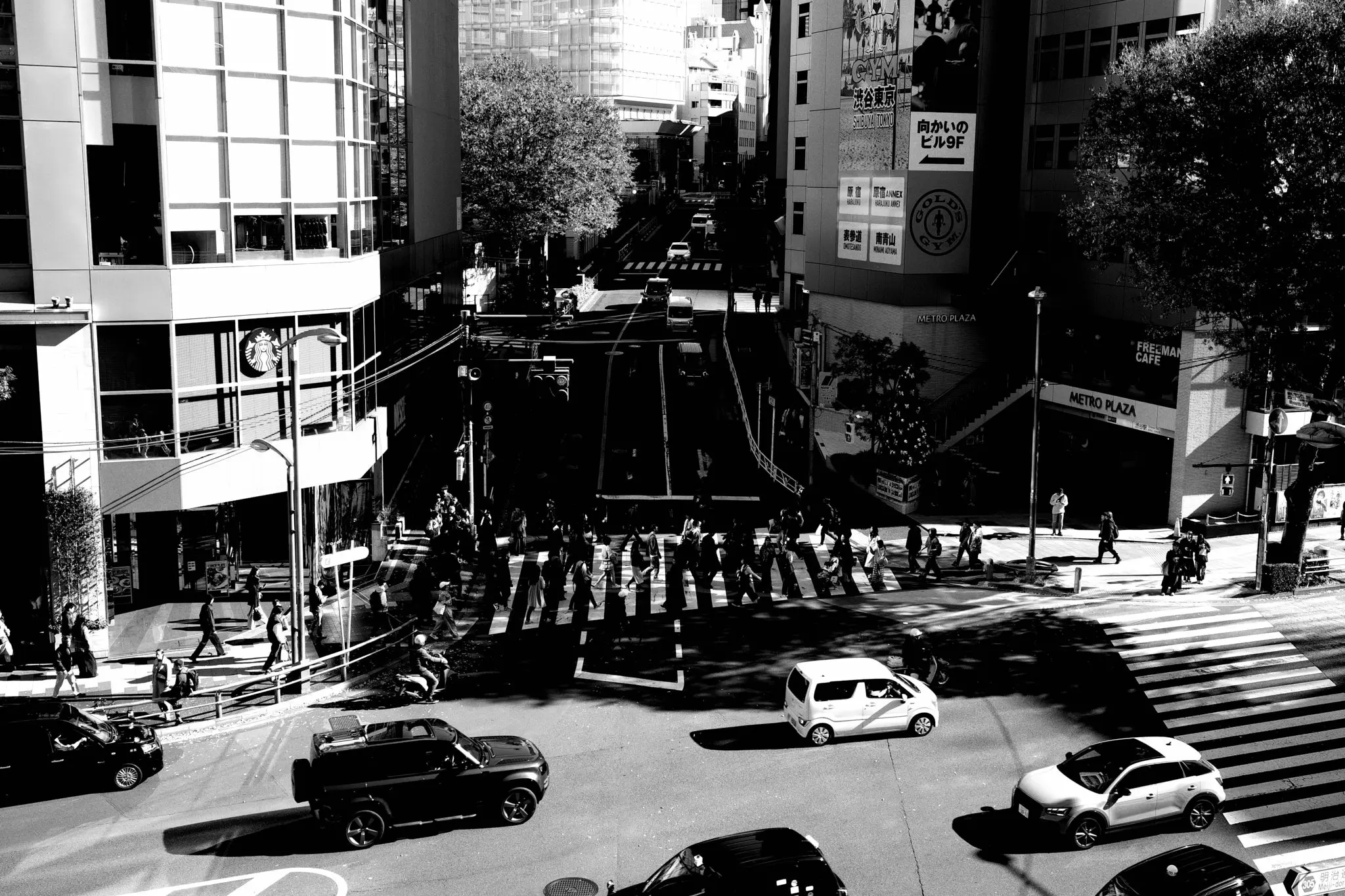 ハイコントラスト白黒で撮る渋谷とドラえもん50周年記念モニュメント