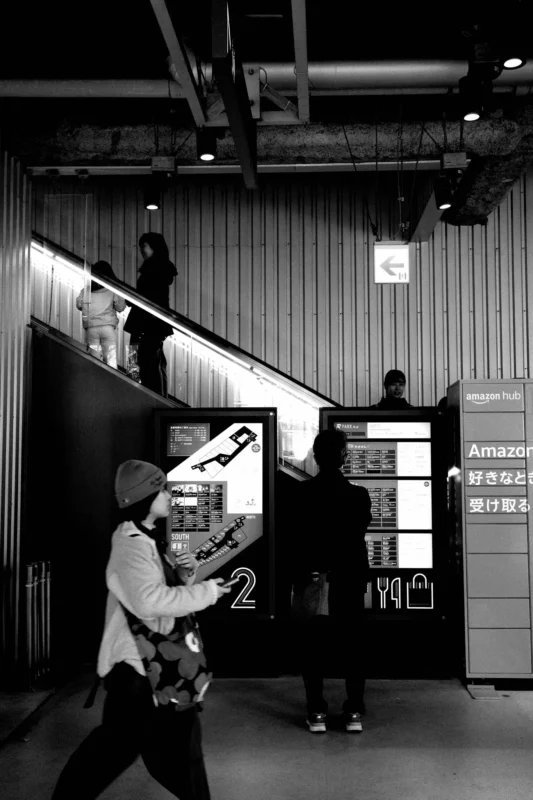 ハイコントラスト白黒で撮る渋谷とドラえもん50周年記念モニュメント