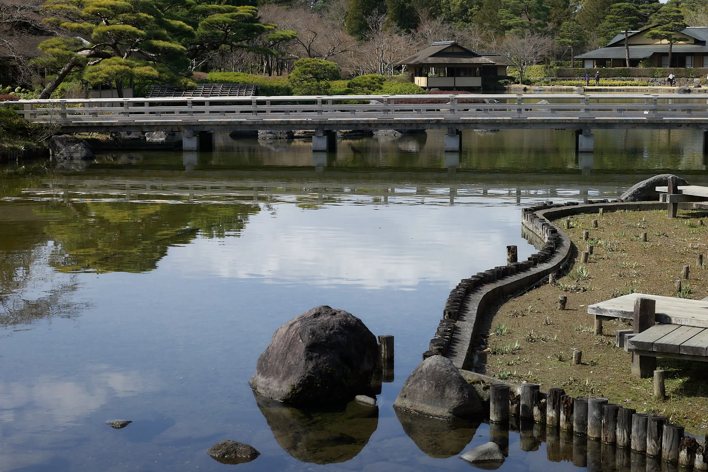 日本庭園の池の水も少なーい！