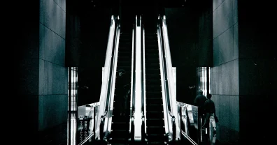 東京マラソン前日の新宿でモノクロ写真を撮る